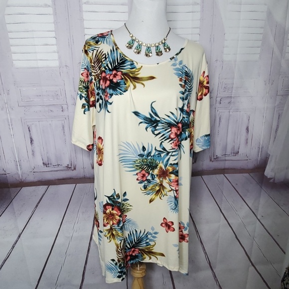 CURVY CLUB Tops - NEW CURVY CLUB PLUS SIZE 5X FLORAL TOP BLOUSE